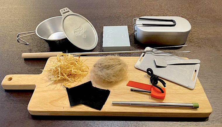 メスティンやポケットストーブ、カップなどのキャンプ用品一式