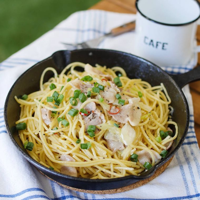 スキレットの中に和風ペペロンチーノが入っているところ