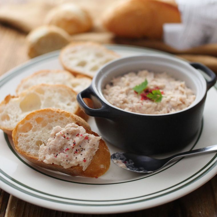 青色のココットに盛りつけられたツナ缶ココットと白い丸皿に盛りつけられたフランスパン