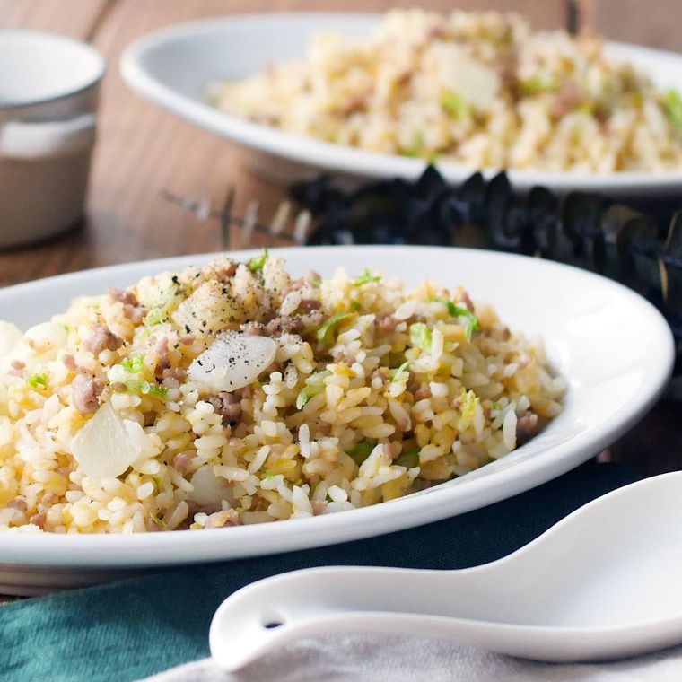 シャキシャキ白菜チャーハンが白い皿に盛り付けられているところ