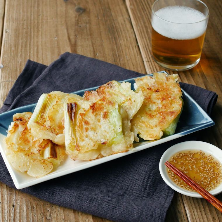 紺色の柄が入った白い皿に盛り付けられたねぎ塩チヂミ