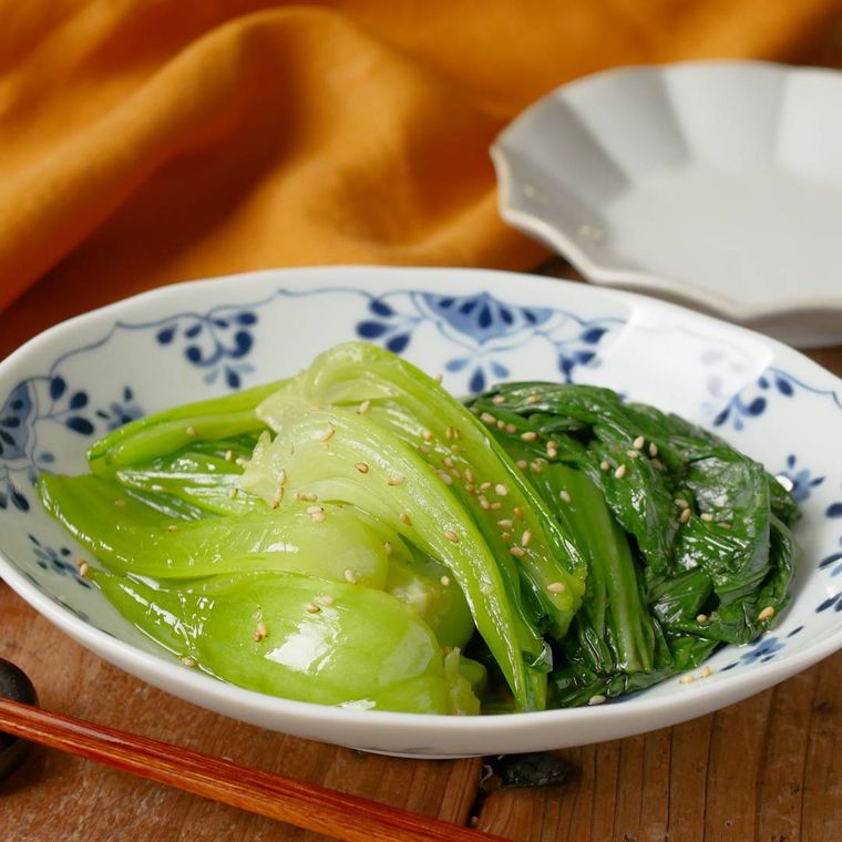 花型の白い皿に盛り付けられたチンゲン菜のナムル