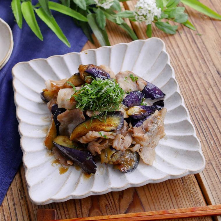 なすと豚バラ甘辛炒めが白い皿に盛り付けられているところ