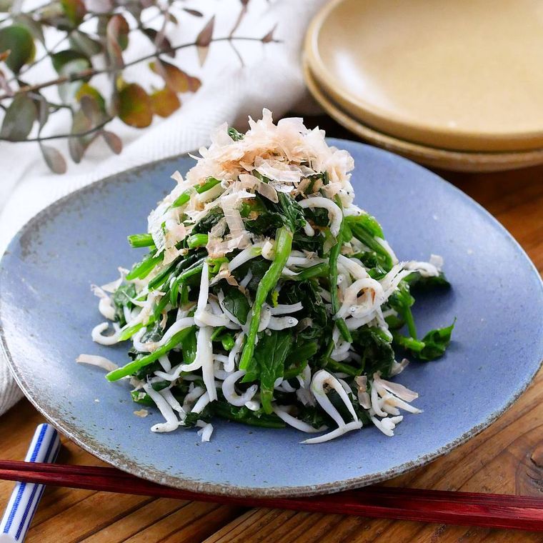 青い皿に盛り付けられたほうれん草としらすのおひたし