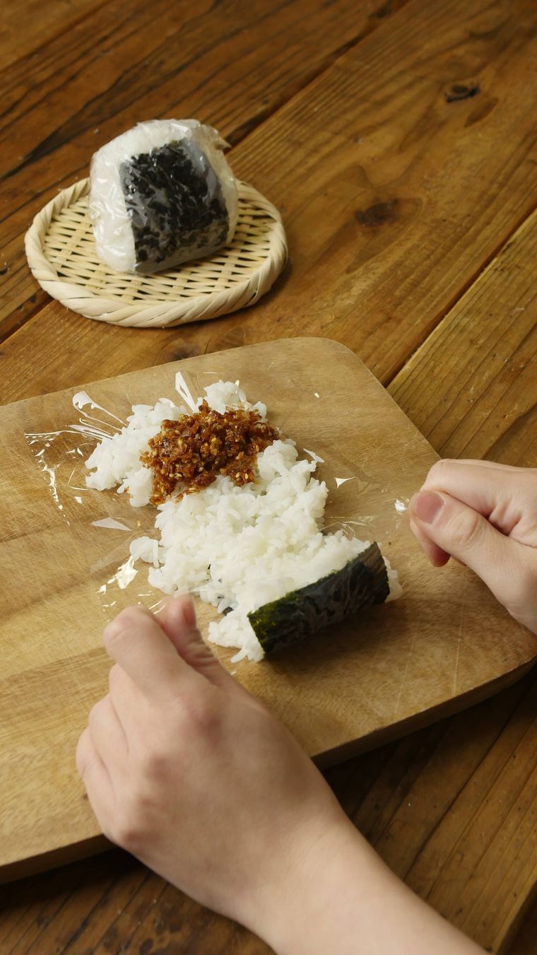 時短おかかおにぎりを作っている様子