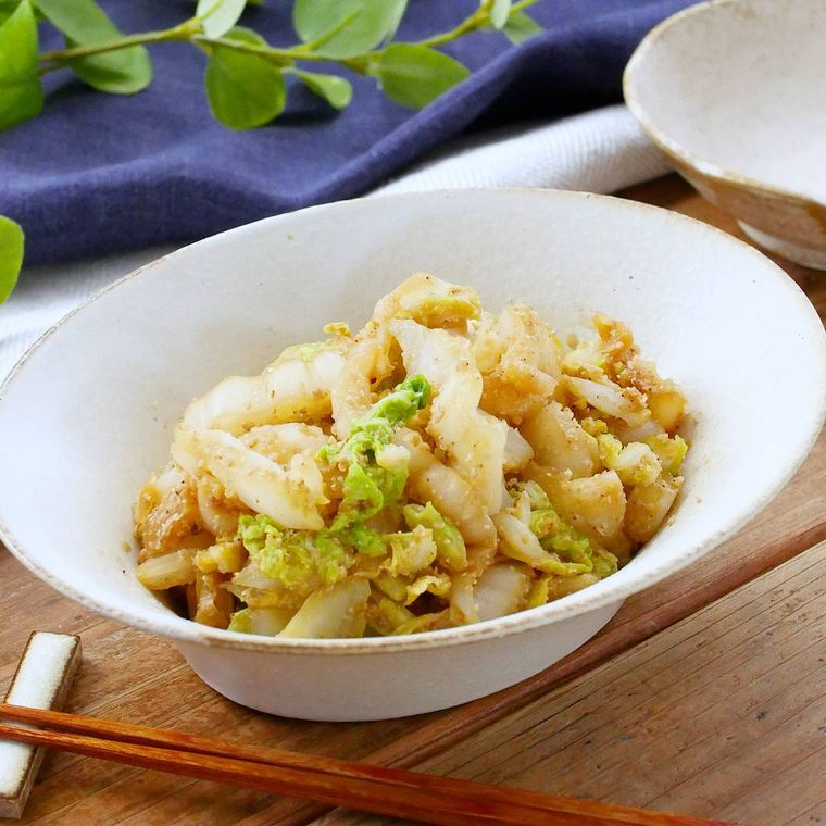 白い皿に盛り付けられた白菜のごま和え