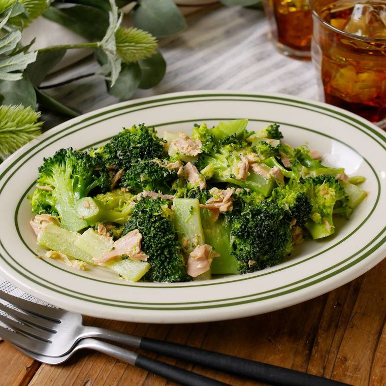 オーバル皿に盛り付けたブロッコリーのツナマヨ和え