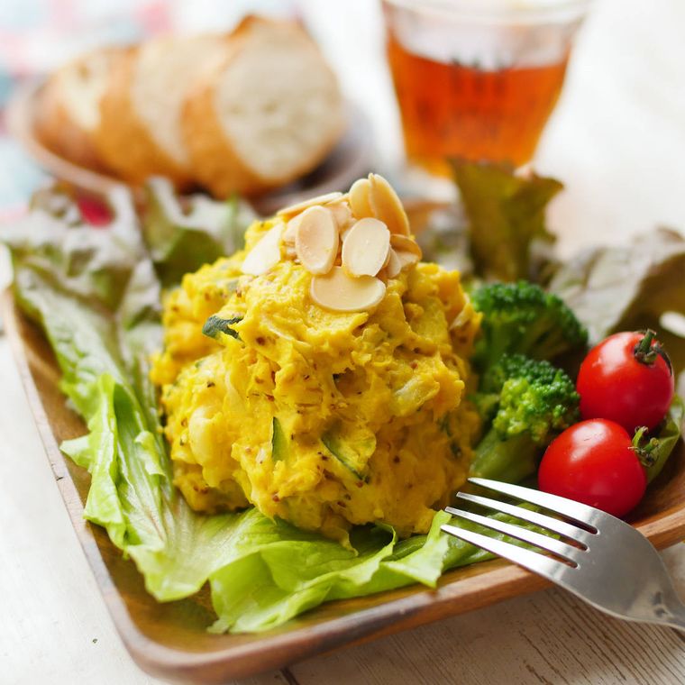 アーモンドスライスをトッピングしたかぼちゃサラダと野菜を盛り付けたプレート