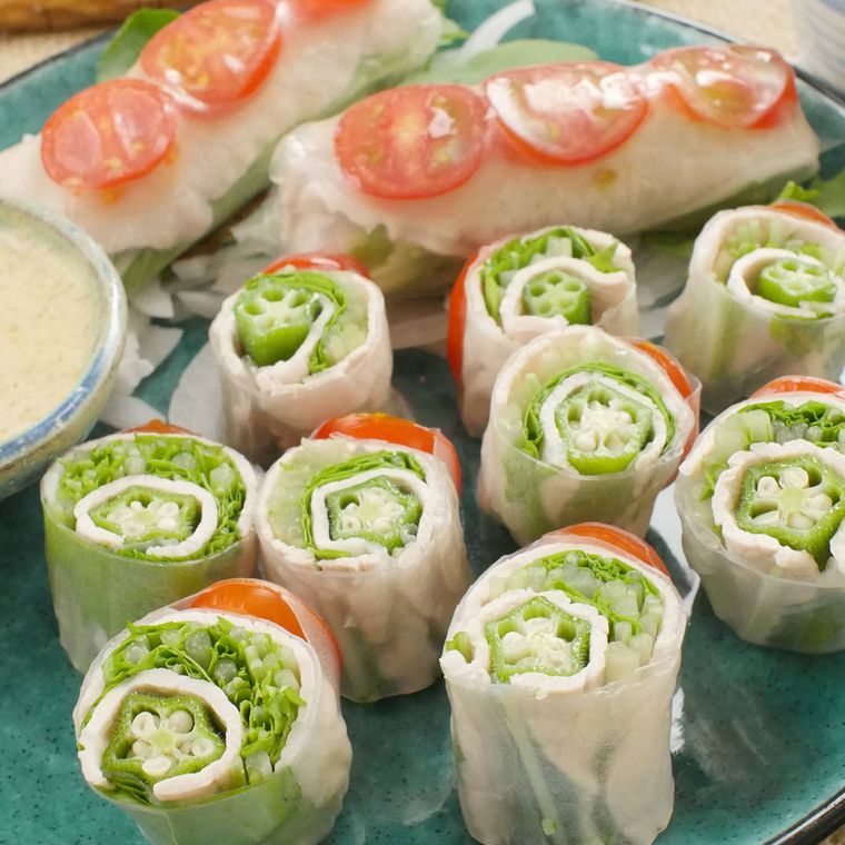 緑のプレートにのった冷しゃぶサラダの生春巻き