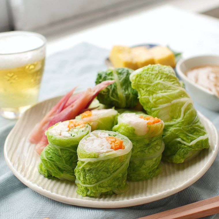 白い丸い皿に置かれた白菜の生春巻き