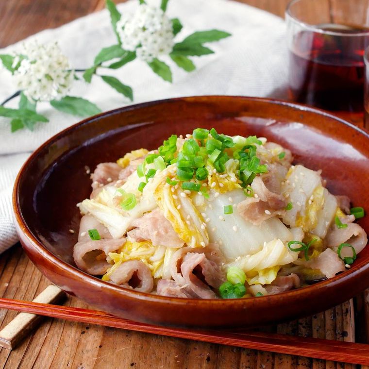赤い皿に置かれた白菜と豚肉のごまみそ炒め