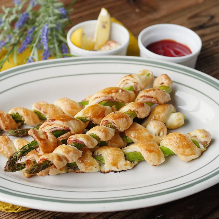 オーバル皿に盛り付けたアスパラガスの生ハムチーズパイ