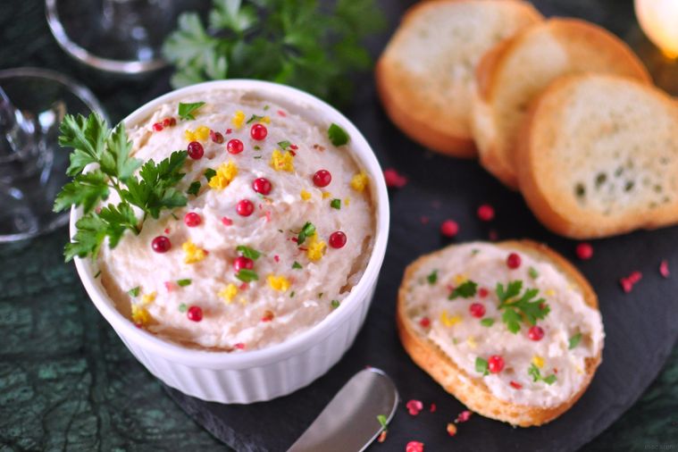 白いココットに入った生ハムパテ