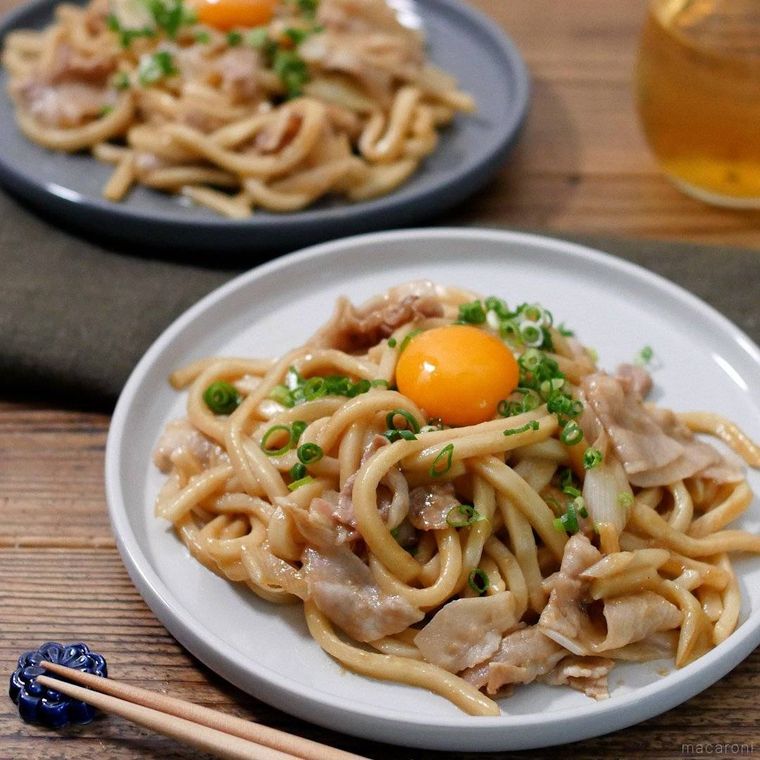 白い皿に盛り付けた豚バラ混ぜうどん