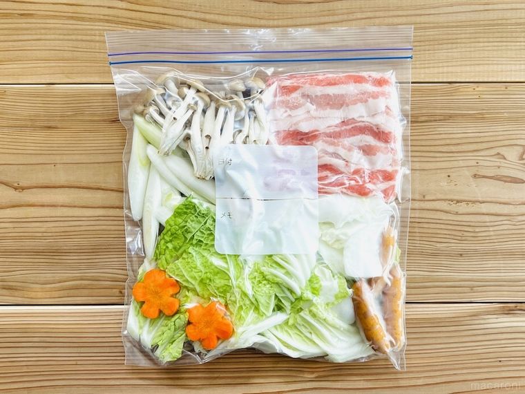 鍋の食材を保存袋に詰めた様子