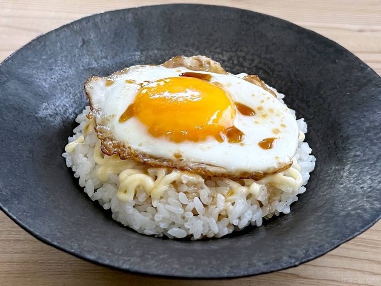 黒い丼に入った照りマヨ目玉焼き丼