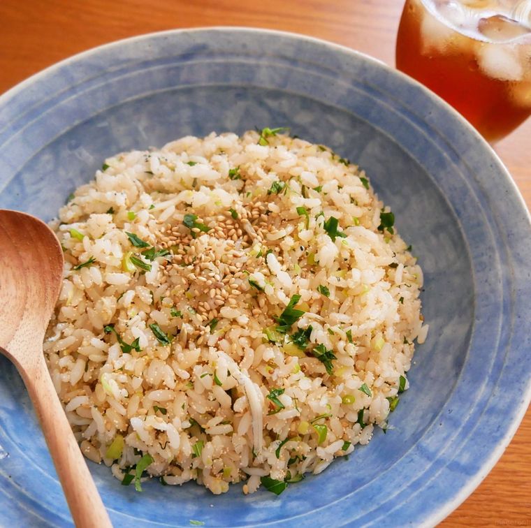 青い器に盛り付けたねぎたらこチャーハン