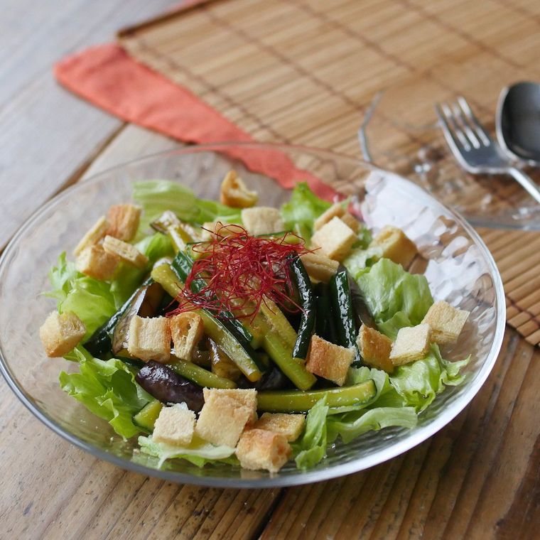 透明の皿に盛りつけられたなすときゅうりのオイスター中華風サラダ