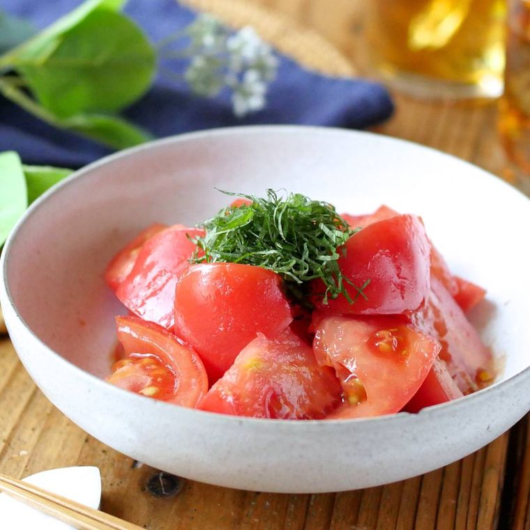白の丸い皿に盛りつけられたトマトのめんつゆポン酢サラダ