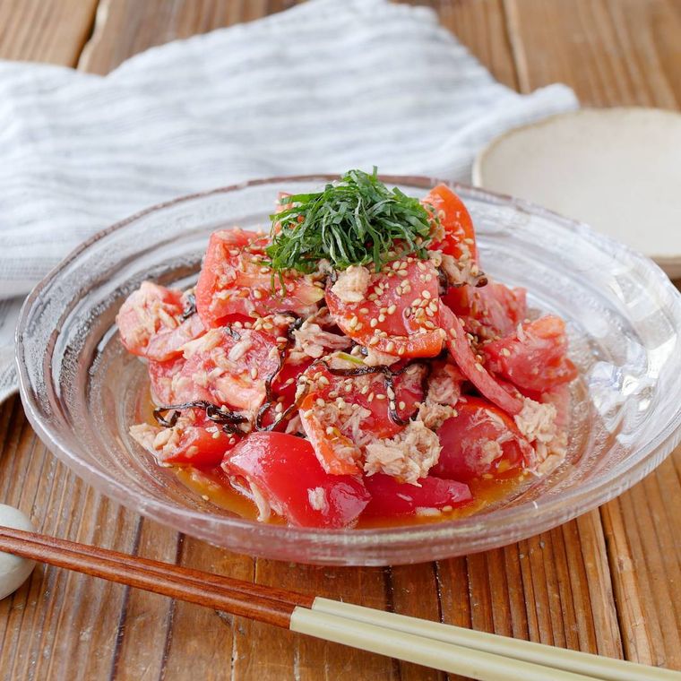 透明の皿に盛りつけられたトマトの塩こんぶポン酢サラダ