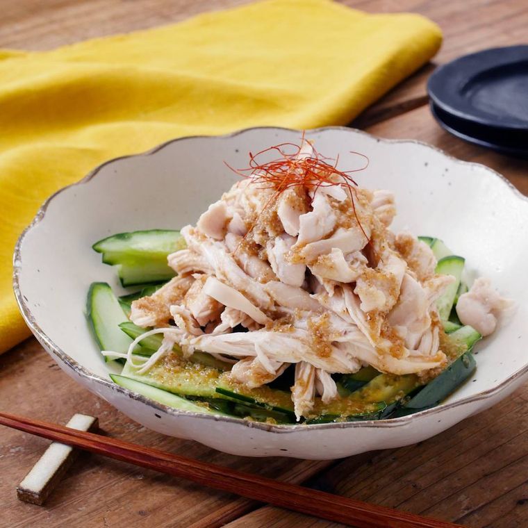 白い花形の深皿に盛りつけられたごまポンだれの棒棒鶏