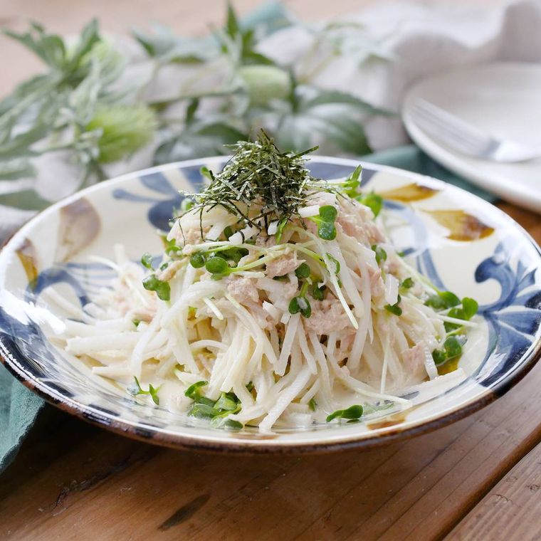 白の青と茶色の皿に盛りつけられた大根のツナマヨサラダ