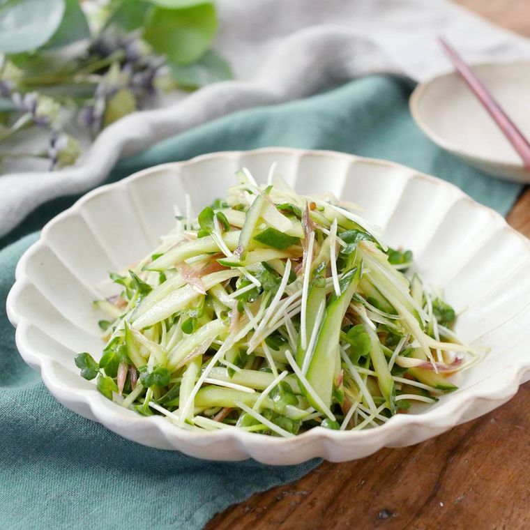 白い花形の皿に盛りつけられたみょうがときゅうりの香味サラダ