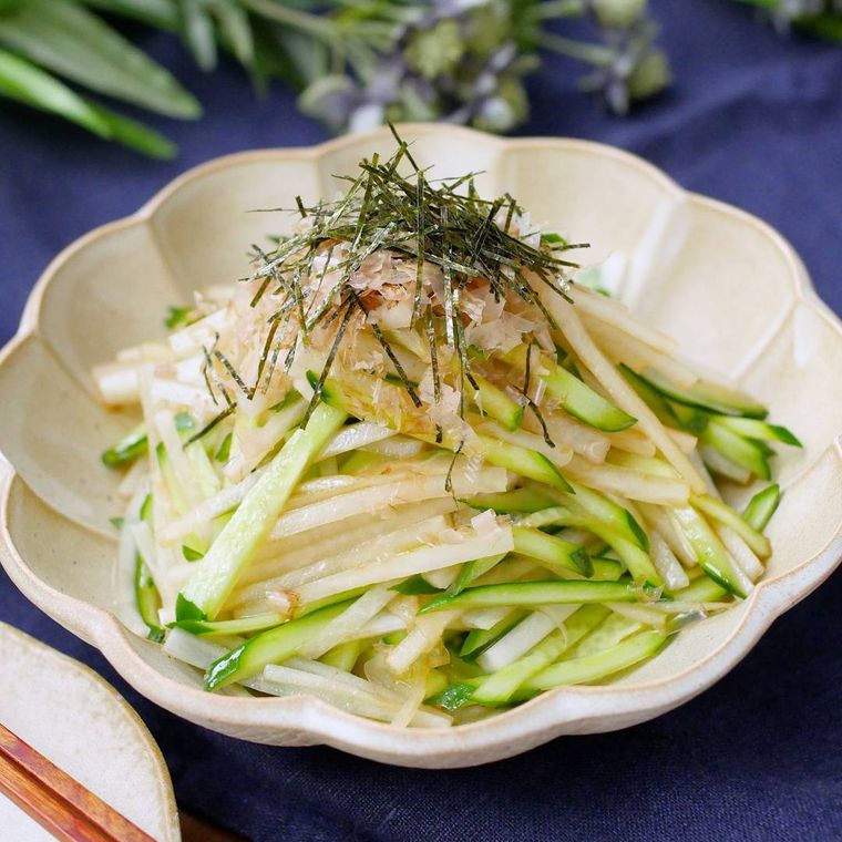 白い花形の形に盛りつけられたきゅうりと大根のポン酢サラダ
