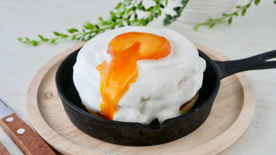 まるで本物!? ソムリエ流「目玉焼き風ケーキ」のレシピの画像