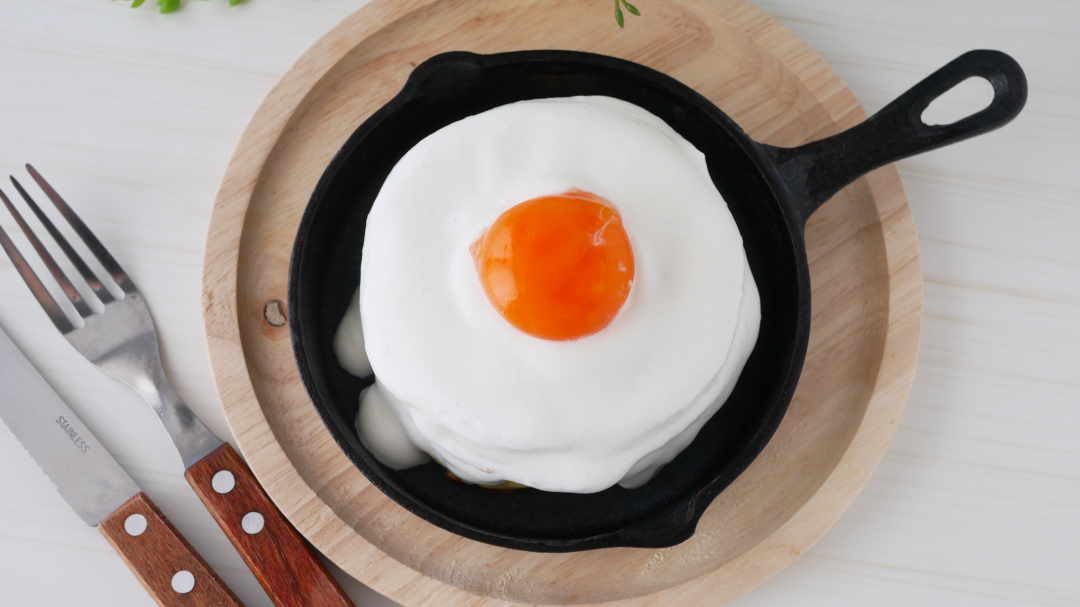 まるで本物!? ソムリエ流「目玉焼き風ケーキ」のレシピの画像