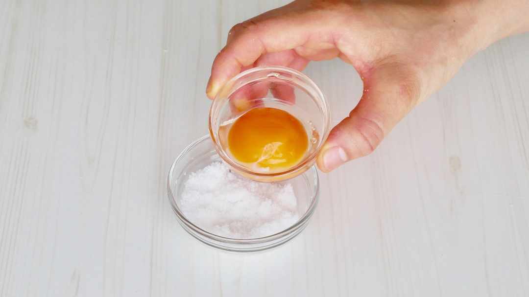 まるで本物!? ソムリエ流「目玉焼き風ケーキ」のレシピの画像