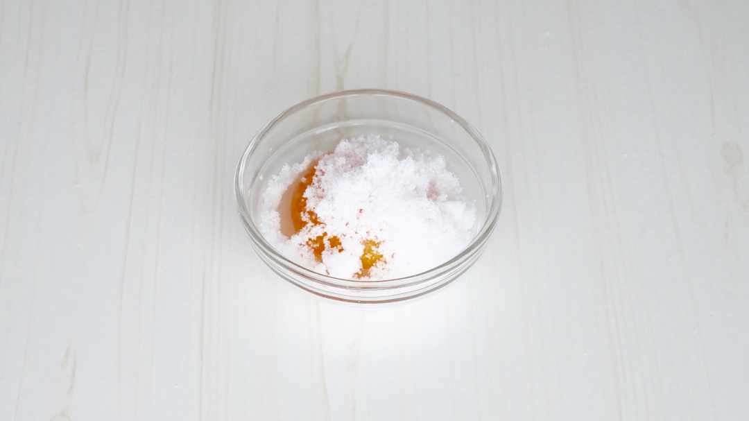 まるで本物!? ソムリエ流「目玉焼き風ケーキ」のレシピの画像