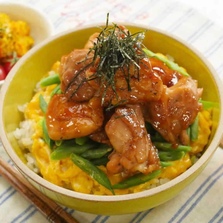 黄色い器に入った、照り焼きチキンの親子丼