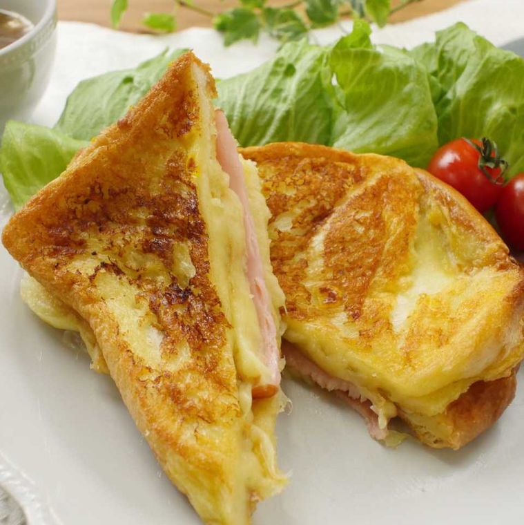 白い皿に盛り付けられたコンポタフレンチトースト