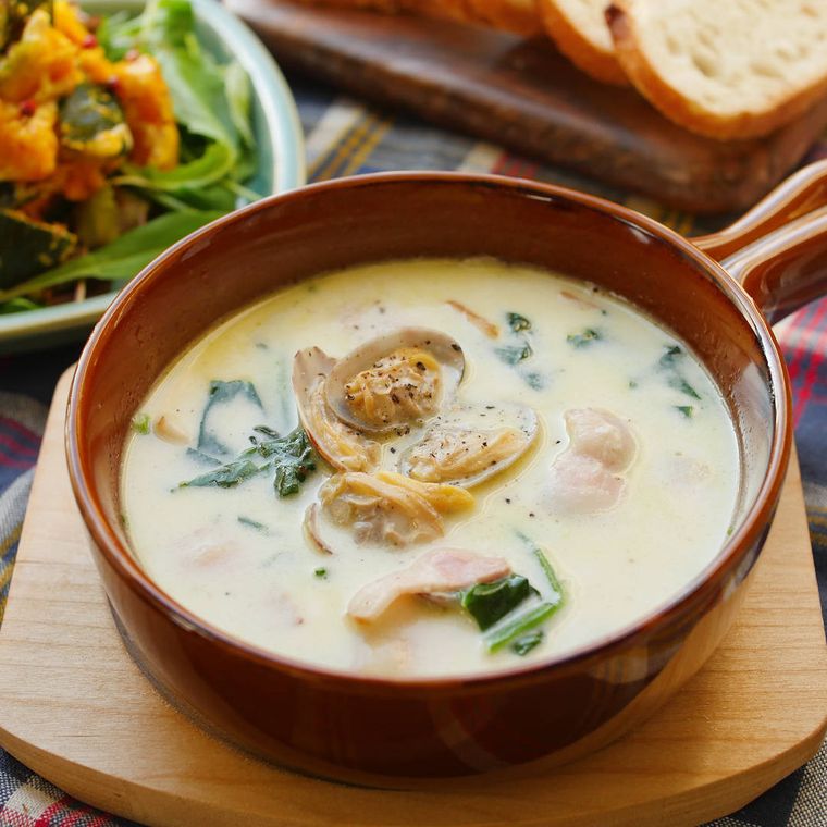 茶色の器に盛られているクラムチャウダー
