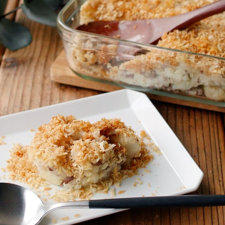 白いプレートに取り分けられたスコップコロッケ