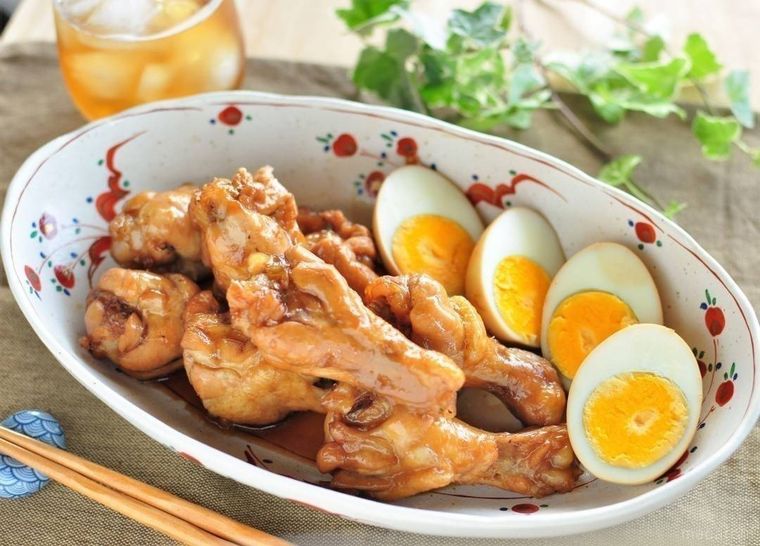 皿の上に盛られた、卵と鶏手羽元の甘辛煮