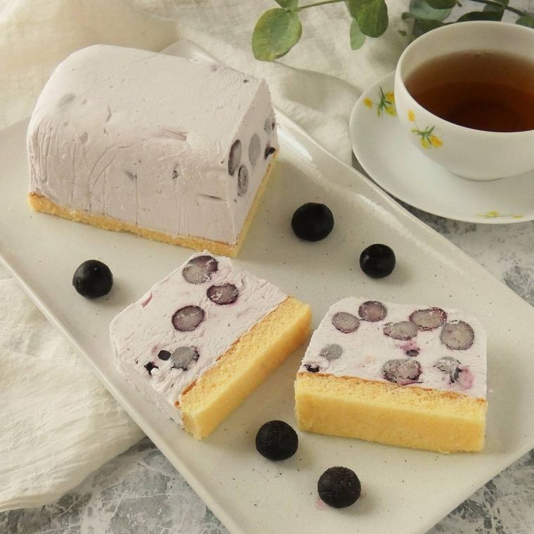 白い皿に盛られたブルーベリーのアイスチーズケーキ