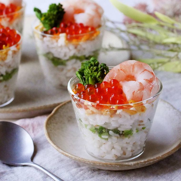 透明のグラスに盛られたカップちらし寿司が並んでいる様子