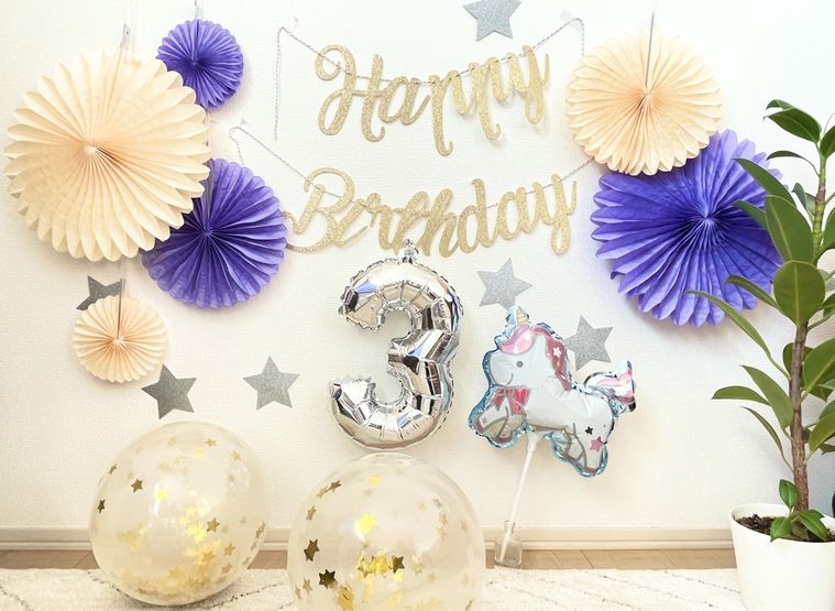 ダイソーのアイテムで誕生日用に装飾した壁