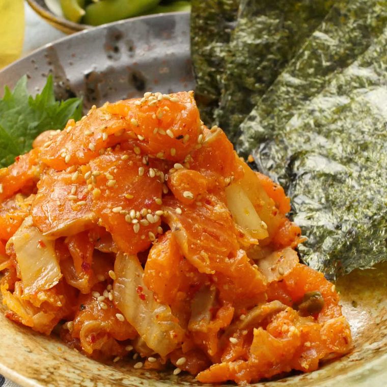 皿に盛り付けられたサーモンキムチ