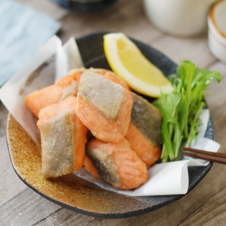 皿に盛り付けられたサーモンのうま塩ザンギ