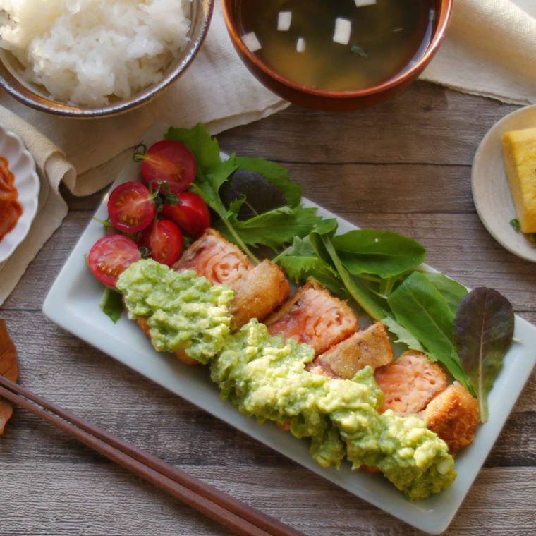 角皿に盛り付けられたアボカドタルタルのサーモンフライ