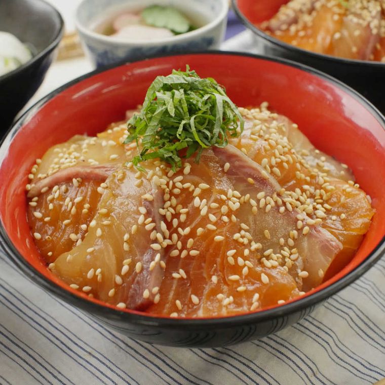 どんぶりに盛り付けられたカンパチとサーモンの漬け丼