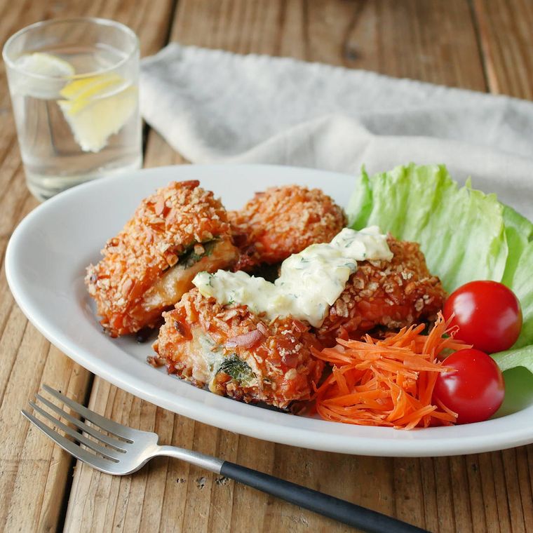 皿に盛り付けられたサーモンの柿の種フライ