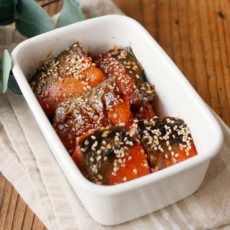 保存容器に入ったサーモンの甘辛照り焼き