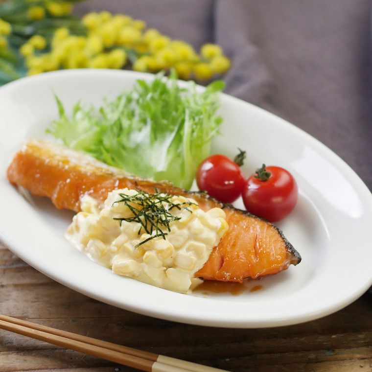 楕円の皿に盛り付けられたコーンタルタルの照りマヨサーモン