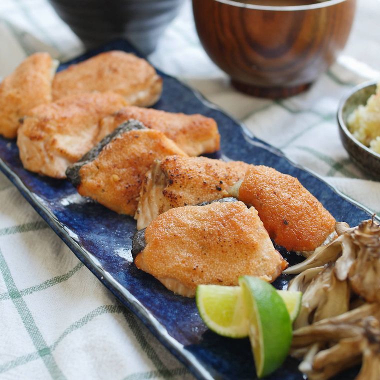 角皿に盛り付けられたサーモンの明太マヨ焼き