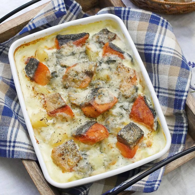 器に入ったじゃがいもとサーモンのグラタン