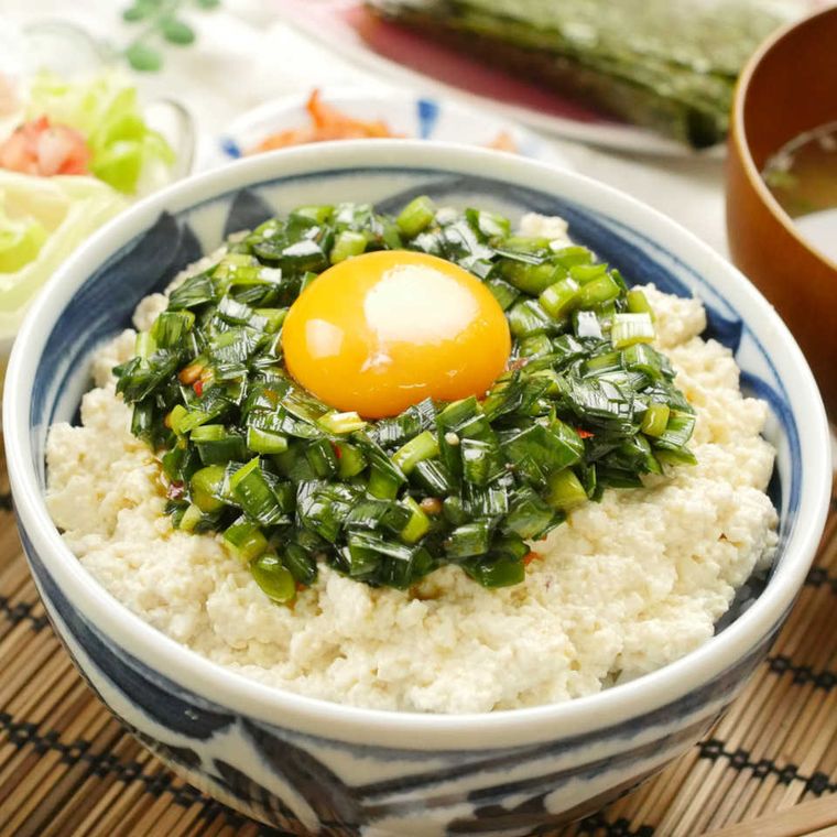 柄つきのお椀に盛られたニラたま豆腐丼